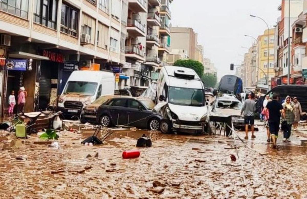 Vehículos arrastrados por la tromba en una calle de Aldaia. | X.F.