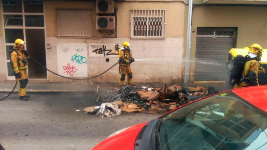 Dos incendios destruyen sendos contenedores en Palma