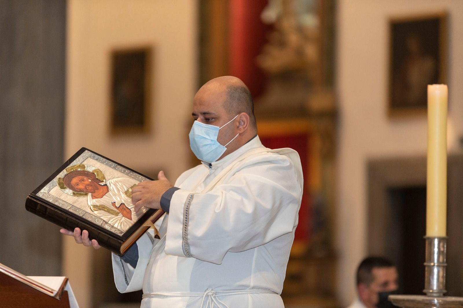 José Mazuelos ofició ayer sus primeras ordenaciones en  la catedral de Santa Ana