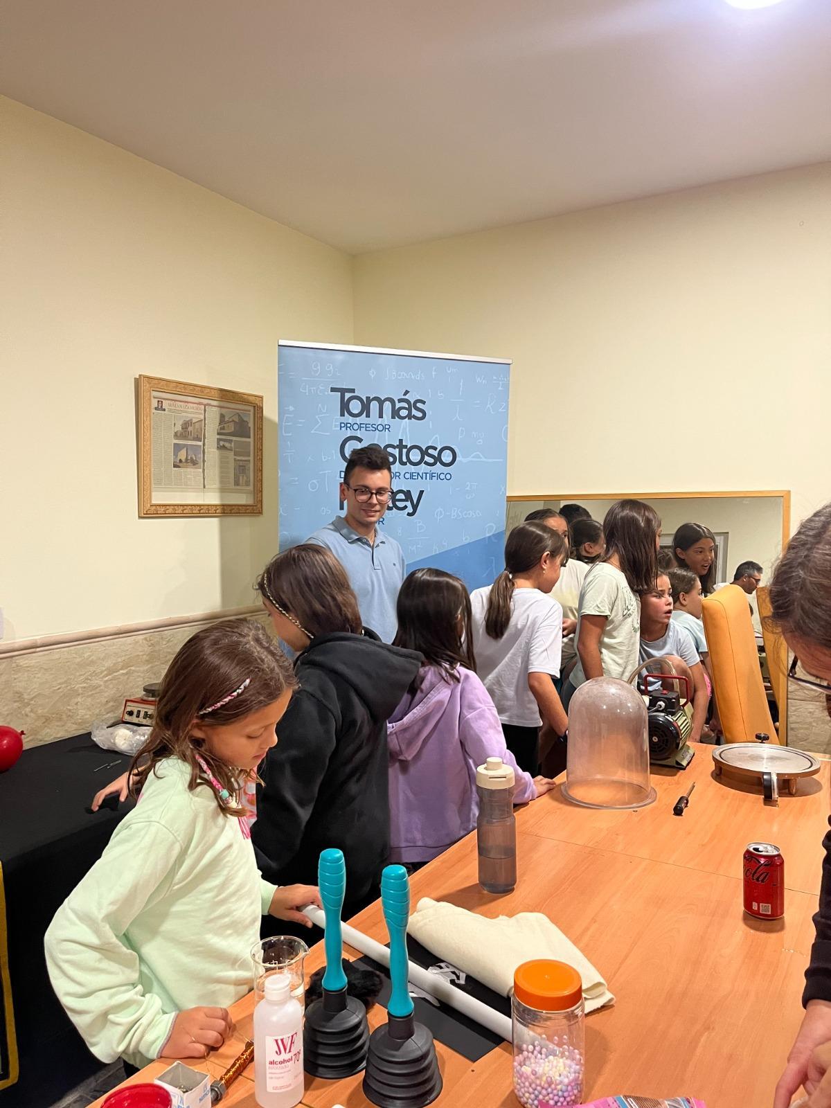Al fondo, Tomás Gestoso junto a algunos de los niños de Malva que participaron en los experiementos científicos.