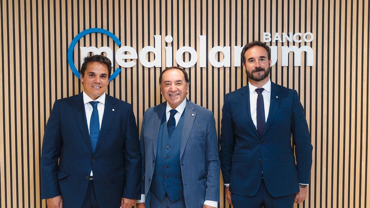 Jorge Martín-Javato, Family Banker de Banco Mediolanum; Salvo La Porta, director comercial de Banco Mediolanum; y Salvador Espinosa, Family Banker de Banco Mediolanum.