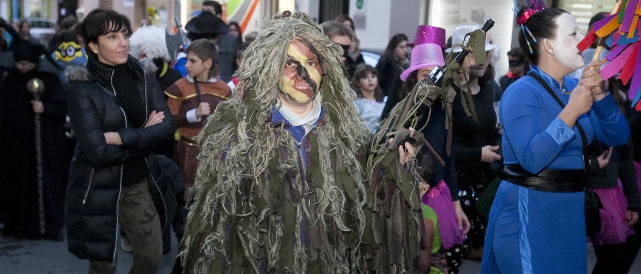 Un participante de un carnaval de Xàtiva en 2016.