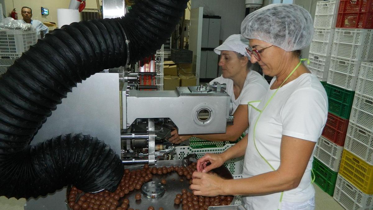 Dos empleadas trabajan en un obrador.