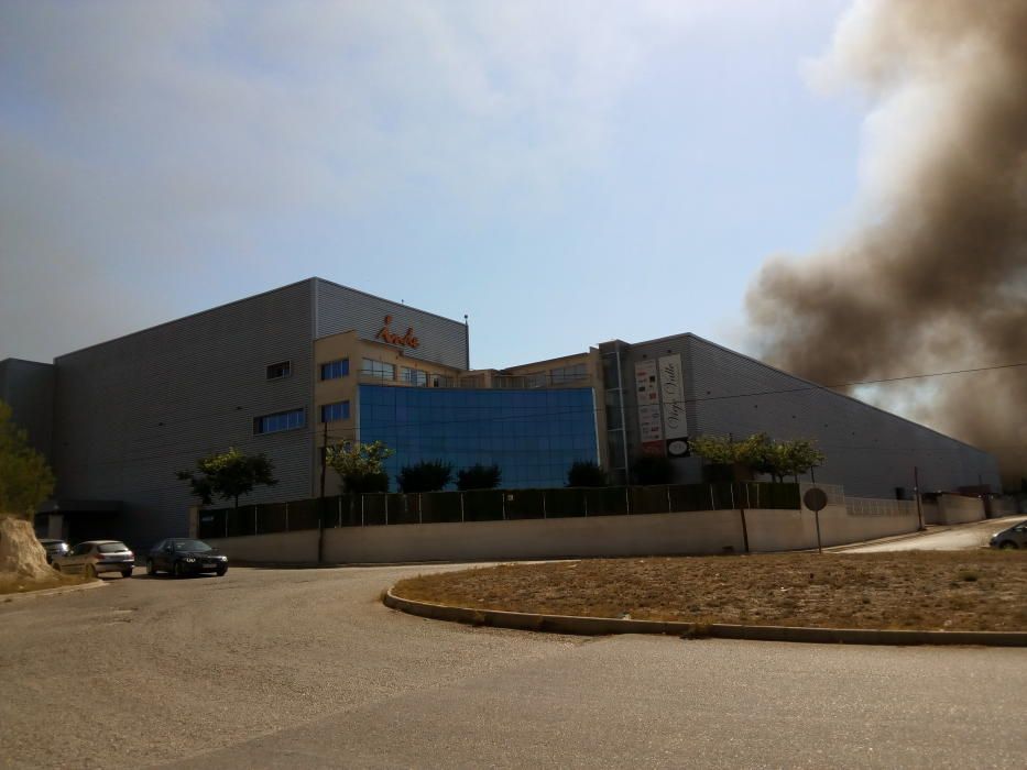 Un incendio devora una fábrica de plásticos en Olleria