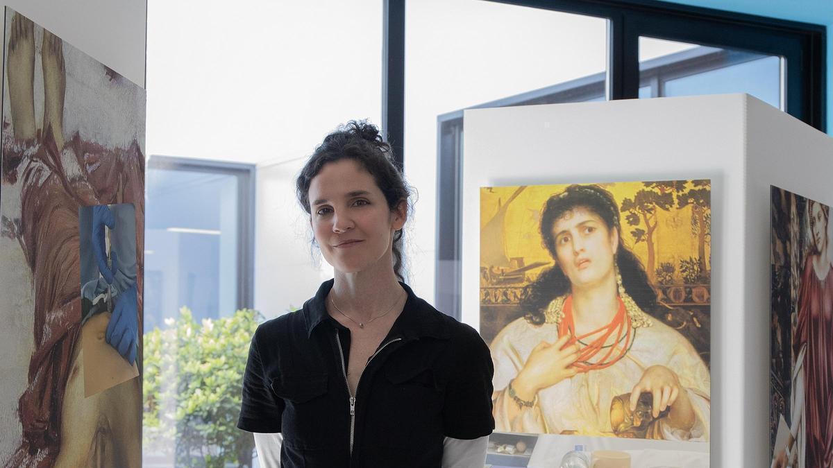 Lola Garrrido, ante algunas de sus obras, en el Hospital Álvaro Cunqueiro / Cedida