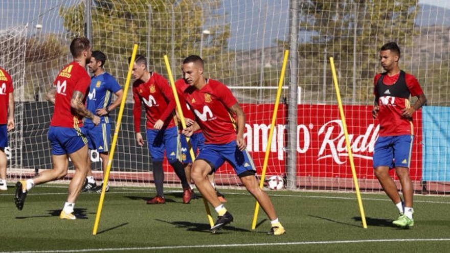 Jonathan Viera Ramos -d-, ayer, en Las Rozas, junto a Rodrigo.