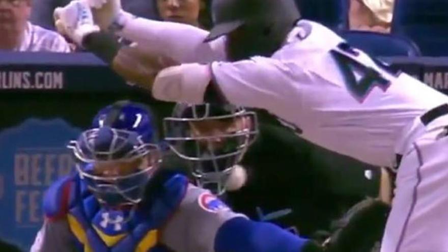 Vídeo: Doble &#039;KO&#039; con una bola de béisbol a más de 150 km/h