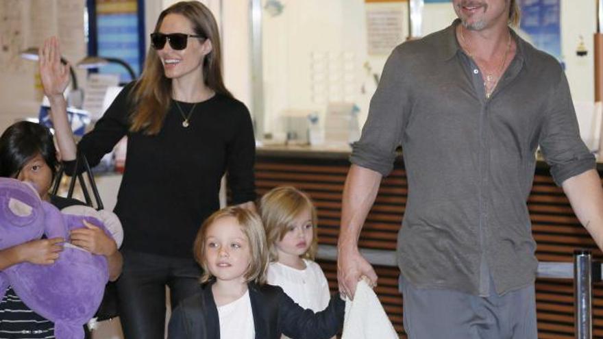 Jolie y Pitt, con tres de sus hijos. / efe