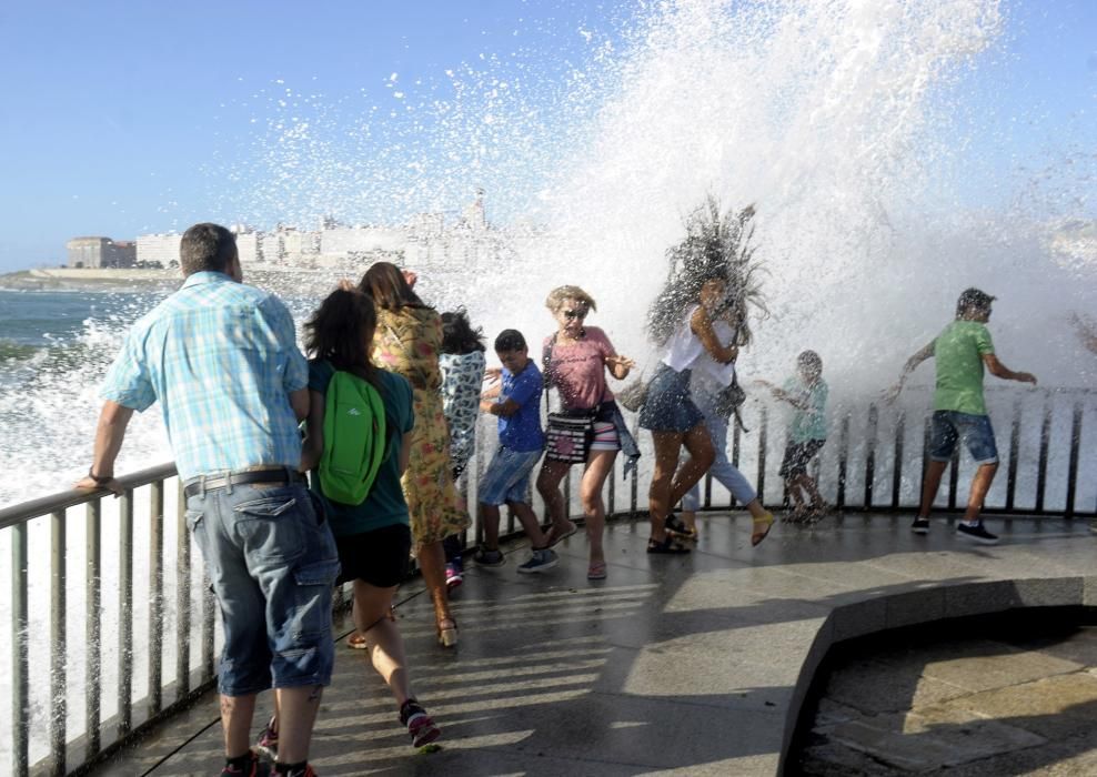 Desalojo de las playas de Riazor y Orzán