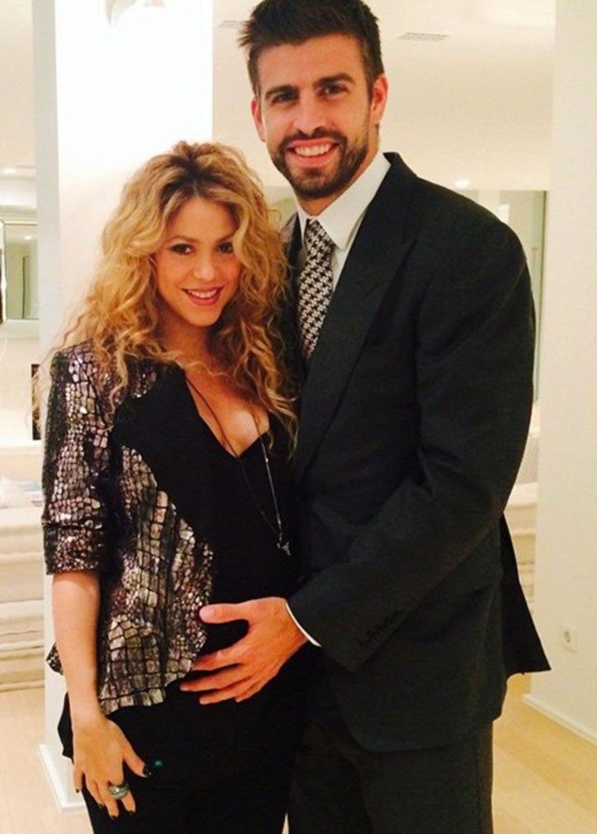 Shakira y Piqué presumiendo de embarazo