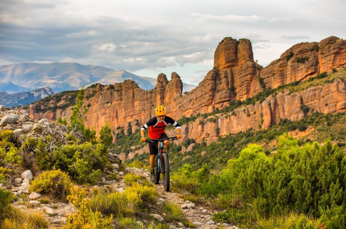 Persona haciendo una ruta con bici por la Pobla de Segur