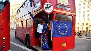 Un activista anti-’brexit’ muestra una bandera de la UE en un autobús de Londres.