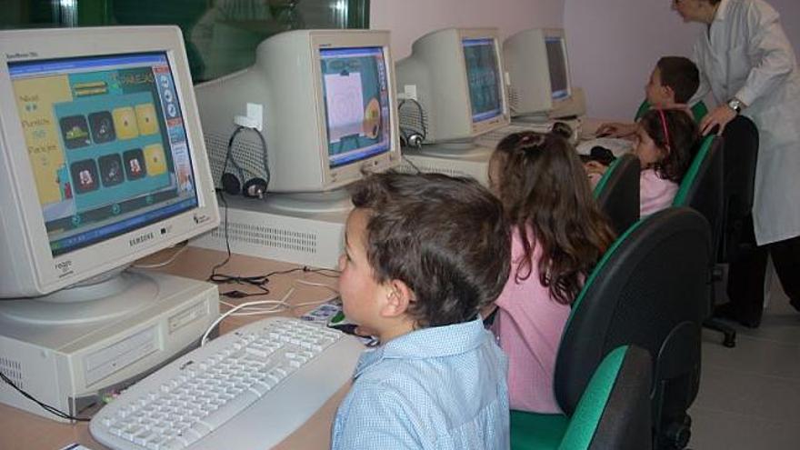 Alumnos del colegio de Villaralbo realizan tareas educativas en el ordenador.