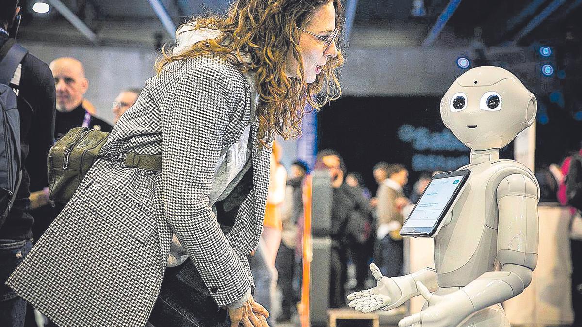 Una assistent al 4YFN interactua amb un robot de l’empresa Mediktor.