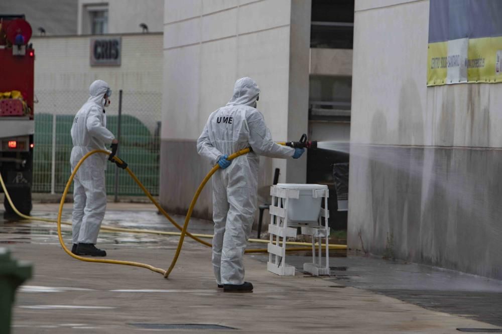 La Unidad Militar de Emergencia (UME) ha hecho parada hoy en Xàtiva para limpiar y desinfectar las zonas especialmente sensibles