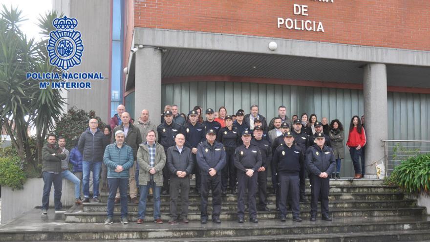 La Comisaría de Gijón recuerda a las víctimas del 11-M y su compañero asesinado en Leganés