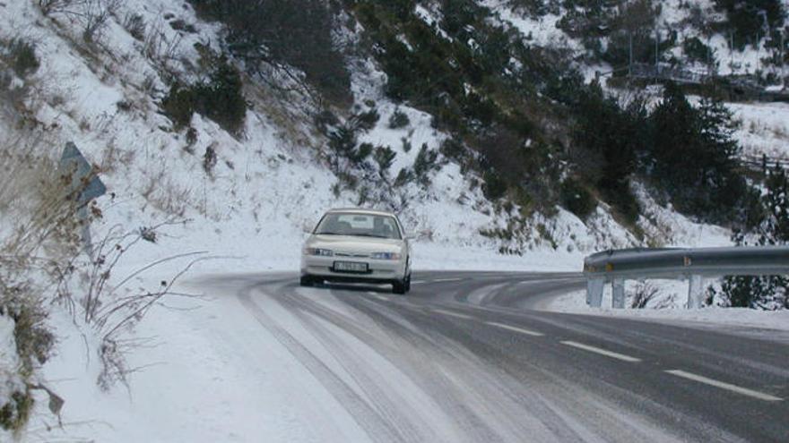 Un cotxe circula per la collada de Toses nevada, en una imatge d&#039;arxiu.