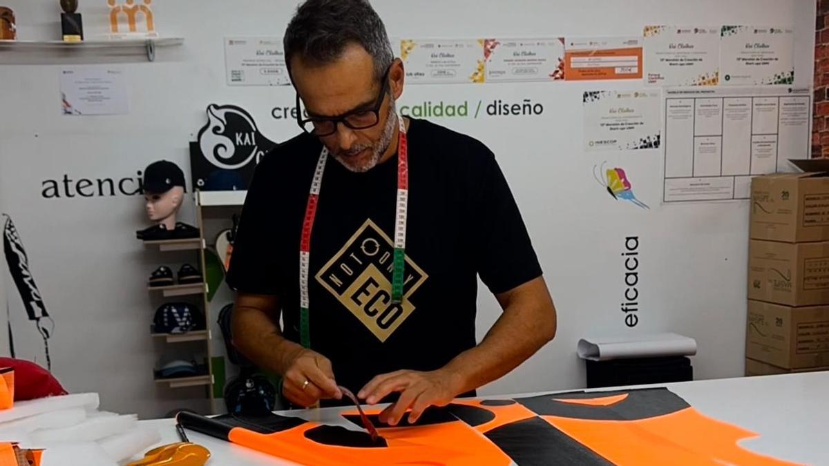 El director de Kai Clothes diseña colecciones de moda a partir de cometas de kitesurf