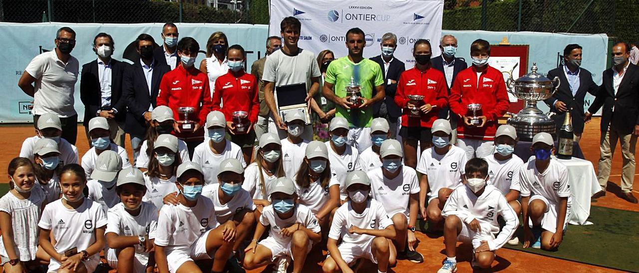 Los finalistas absolutos y de la mini Ontier, con los recogepelotas y autoridades, ayer. | RCTO