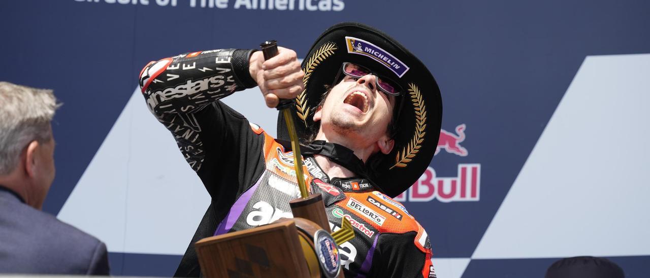 Maverick Viñales celebra, en el podio de Austin, su doblete en EEUU.