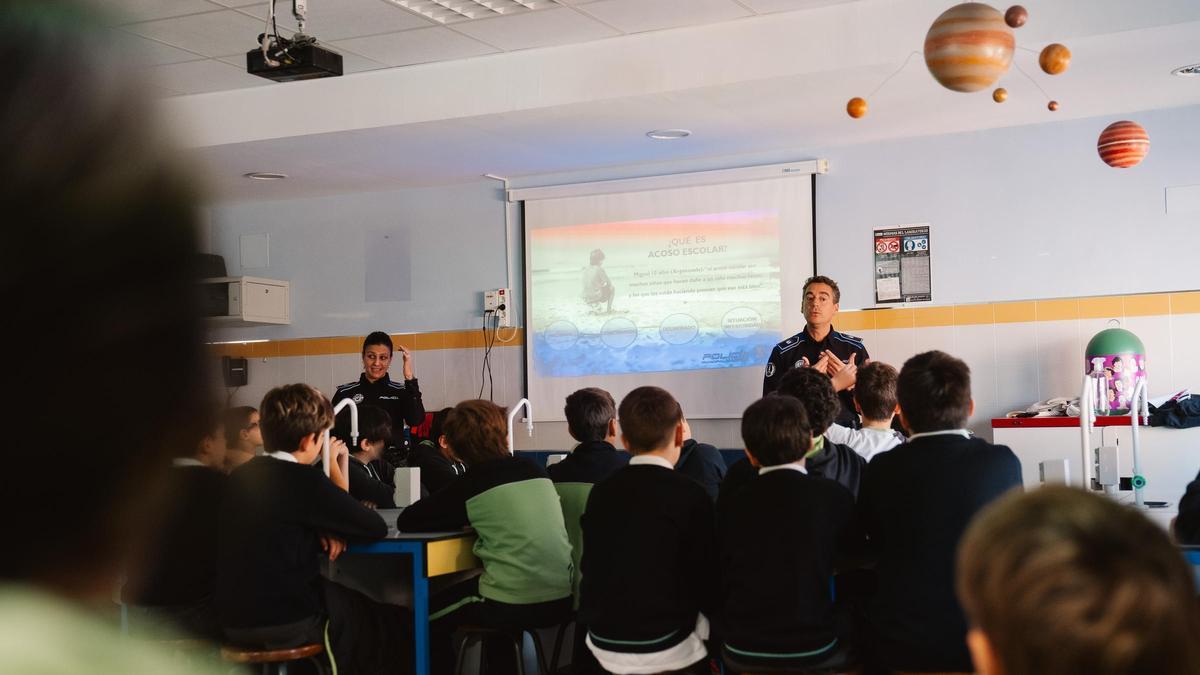 Marta Muñoz y Santi Vallejo, agentes tutores de la Policía Municipal, en charla sobre 'bullying' en el colegio Montpellier.