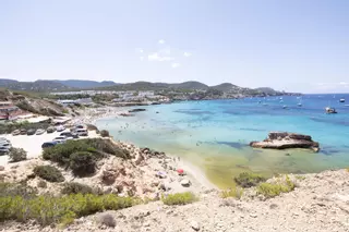 Aquí están todas las fotos de la instalación de bombas para evitar manchas de microalgas en Cala Tarida