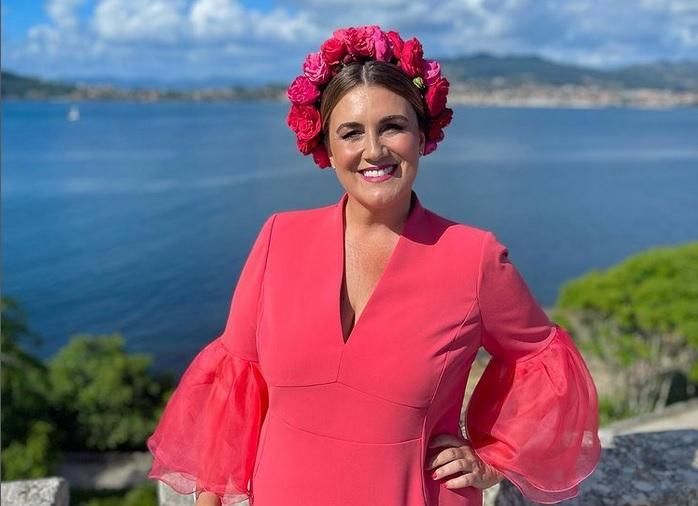 Carlota Corredera posa con su 'outfit' en Baiona.
