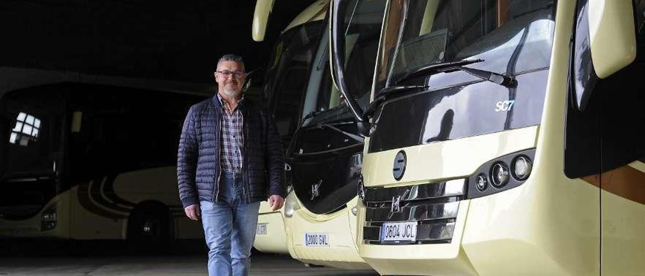 Manuel Barcala, ayer, entre los autobuses de Express de Vea. // Bernabé/Javier Lalín