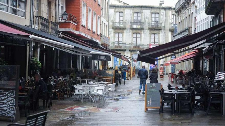 Imagen que presentaba ayer la céntrica calle de A Baldosa, con terrazas a ambos lados de la calle. // Iñaki Abella