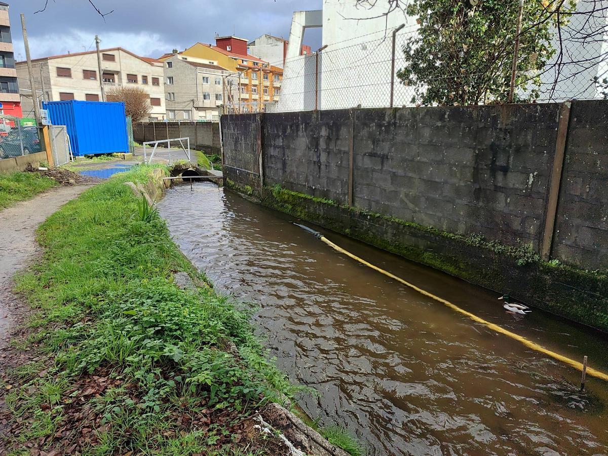El cauce del río Bispo en su entrada al centro de Bueu, al lado del colegio Virxe Milagrosa.