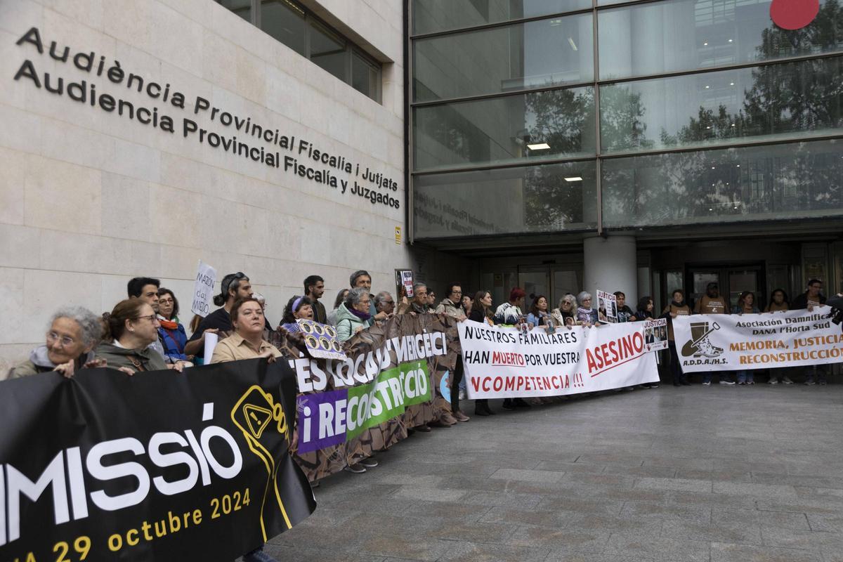 Protesta de los familiares de víctimas mortales y afectados por la dana el día que declararon la exconsellera Salomé Pradas y su número dos, Emilio Argüeso.