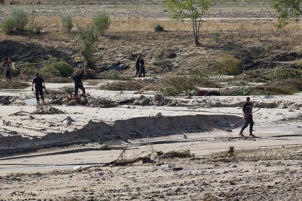 Beamte der Guardia Civil inspizieren ein schlammiges Feld in Villamanta, Madrid. Die Guardia Civil sucht nach dem schweren Unwetter, das die Region am vergangenen Wochenende heimgesucht hat, nach zwei vermissten Personen.