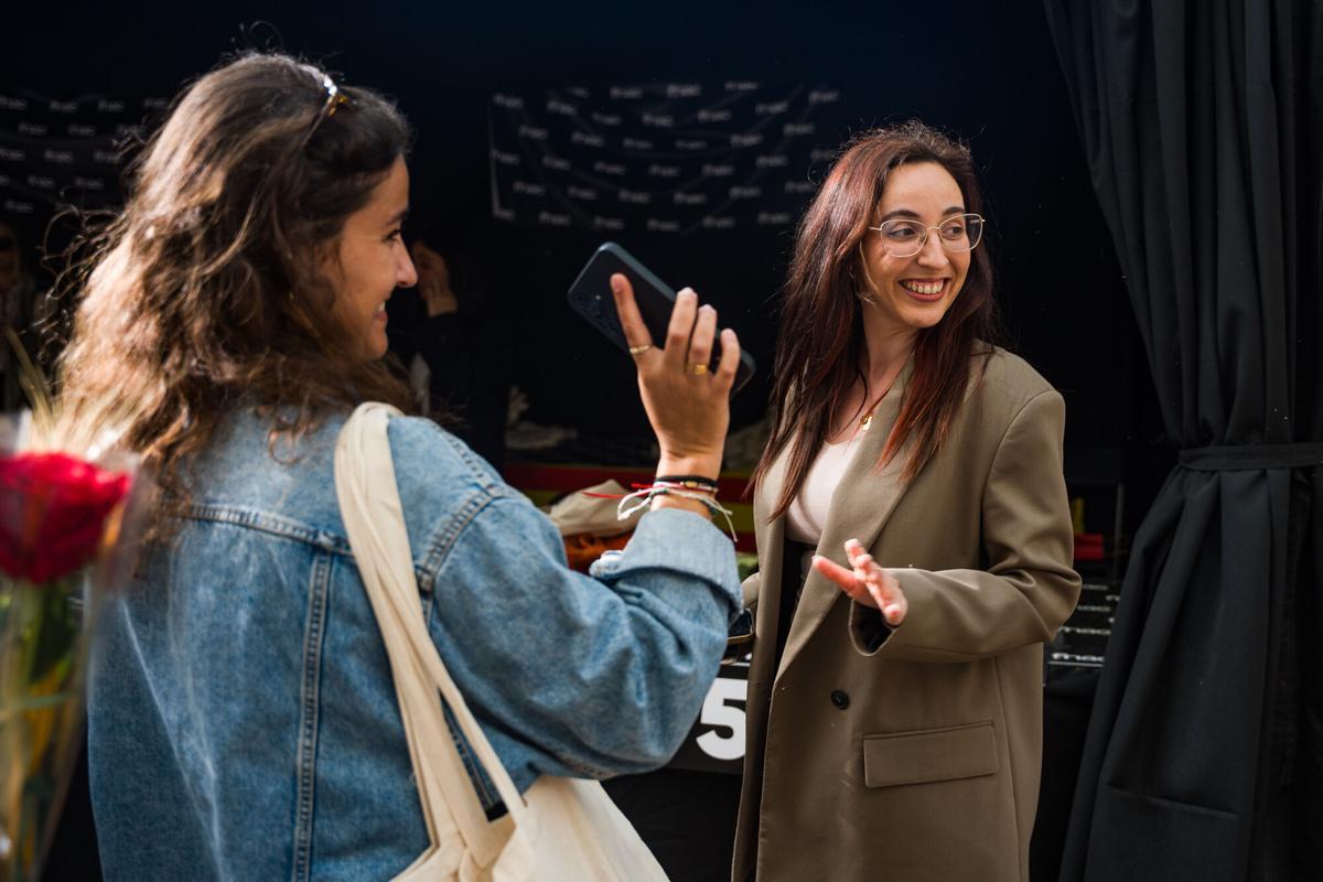 Eva López firma su libro en Barcelona durante el día de Sant Jordi