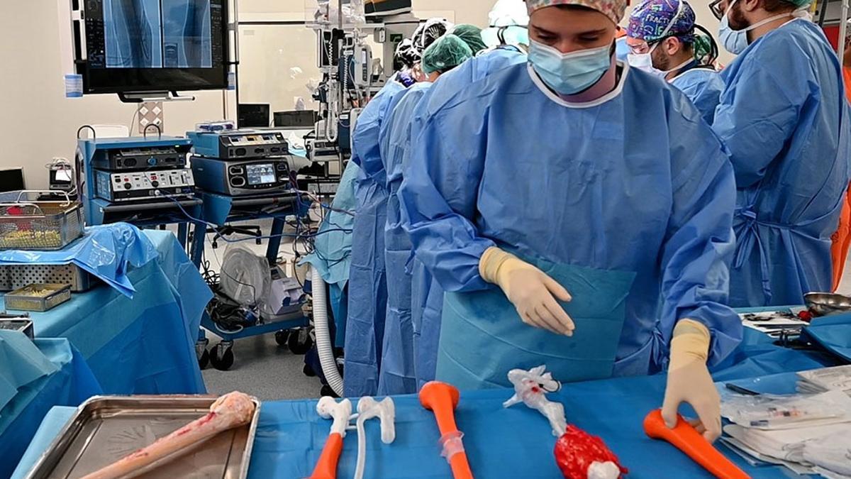 Sanitarios del hospital Gregorio Marañón durante una intervención.