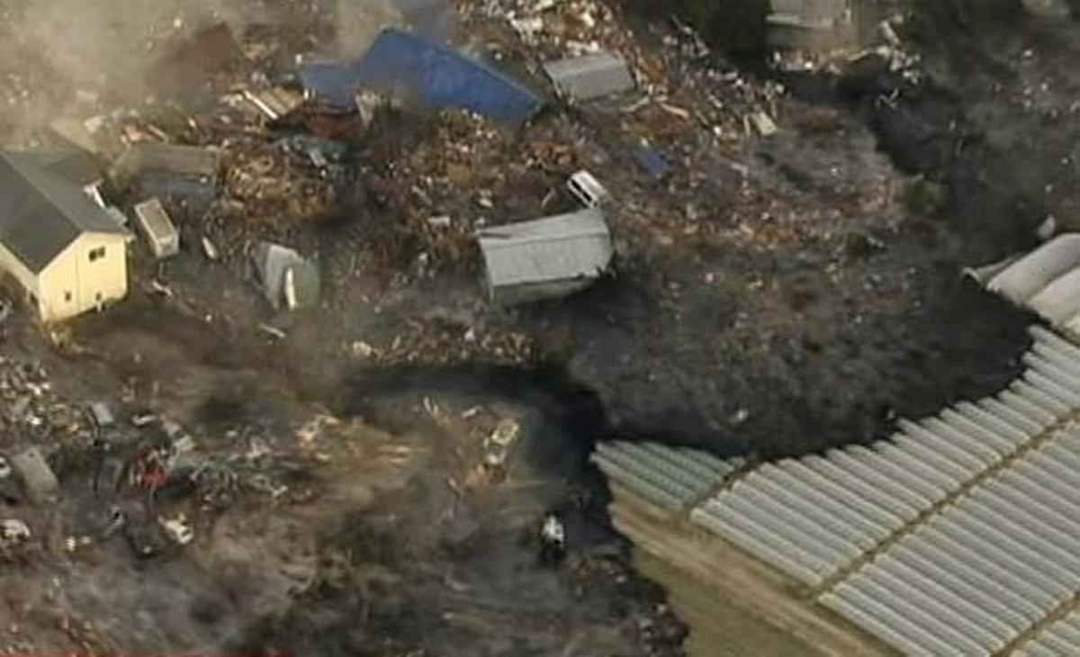Després del terratrèmol, el tsunami arrossega cases, cotxes i runa terra endins a la costa nord-est del Japó. Després del terratrèmol, el tsunami arrossega cases, cotxes i runa terra endins a la costa nord-est del Japó.