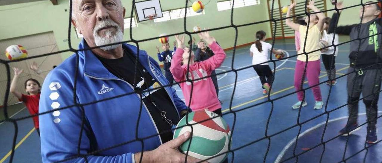 Rufo Álvarez durante una de sus clases en el colegio Enrique Alonso.