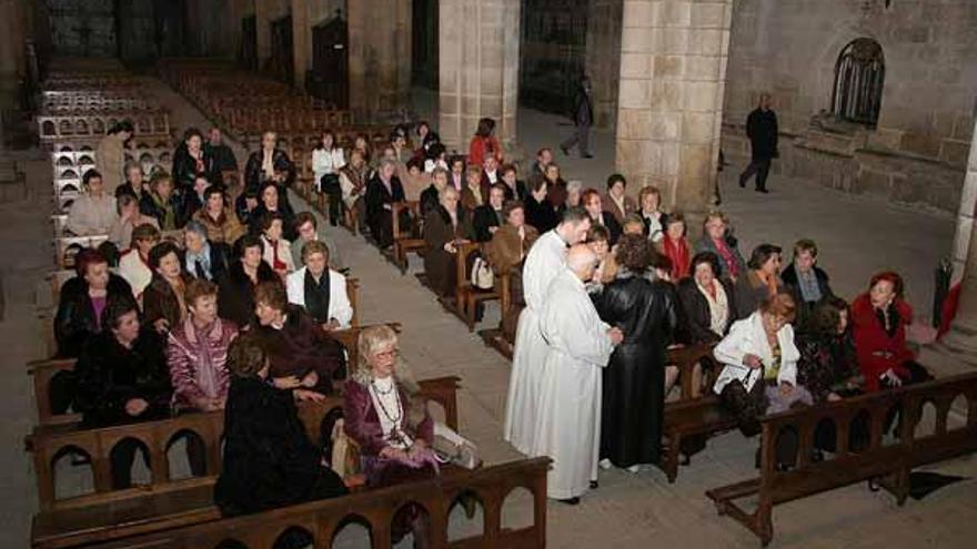 Una pasada celebración en la catedral con un segmento generacional casi único entre los asistentes.