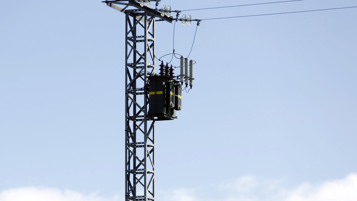 Archivo - Recursos de torre de alta tensión, electricidad