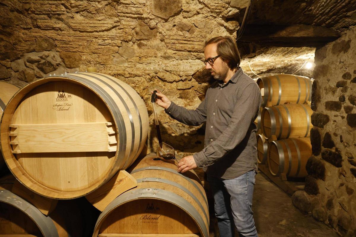 L'enòleg Joan Fabra, al Celler Martí Fabra, a Sant Climent Sescebes.