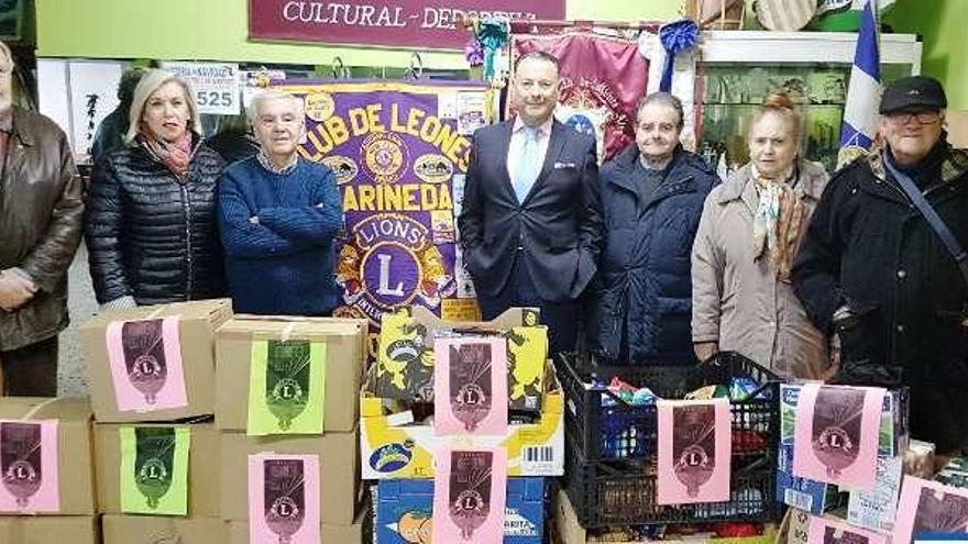 El Club de Leones, junto a las cajas de alimentos.