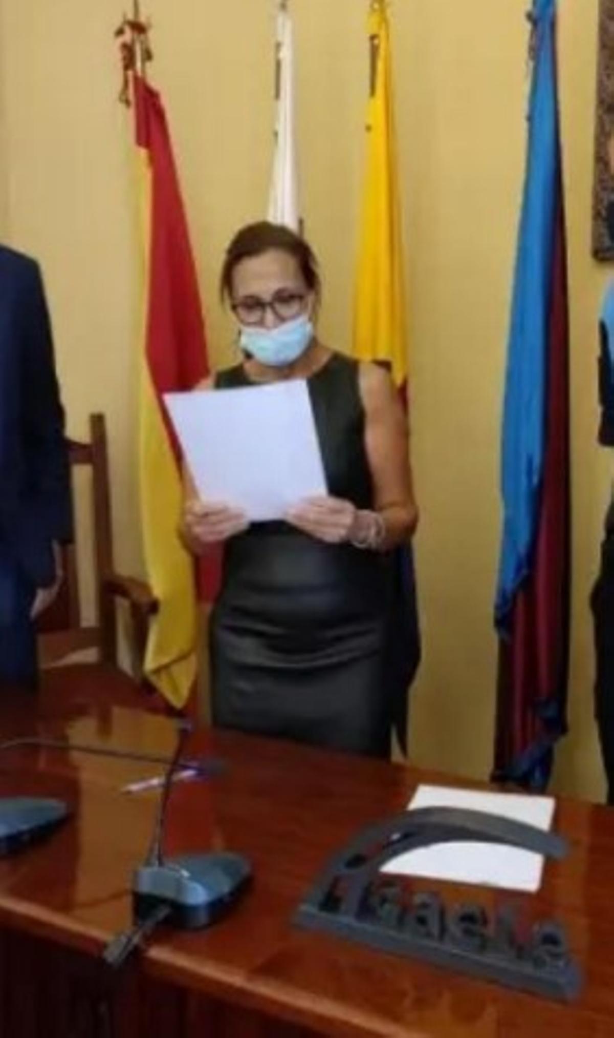 María del Carmen Rosario, junto a la pequeña escultura.