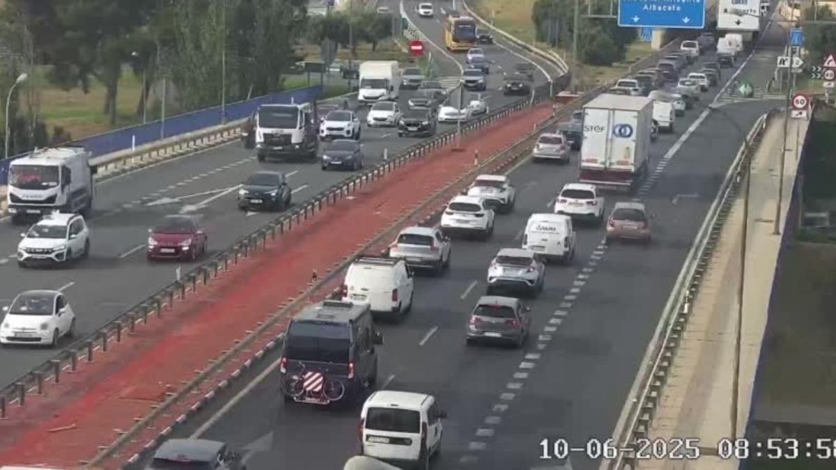 Dos accidentes en la A-7 y A-3 dificultan la salida del tráfico en Valencia