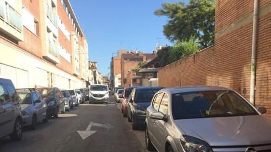 Los vigilantes de aparcamiento continúan realizando su labor en la calle