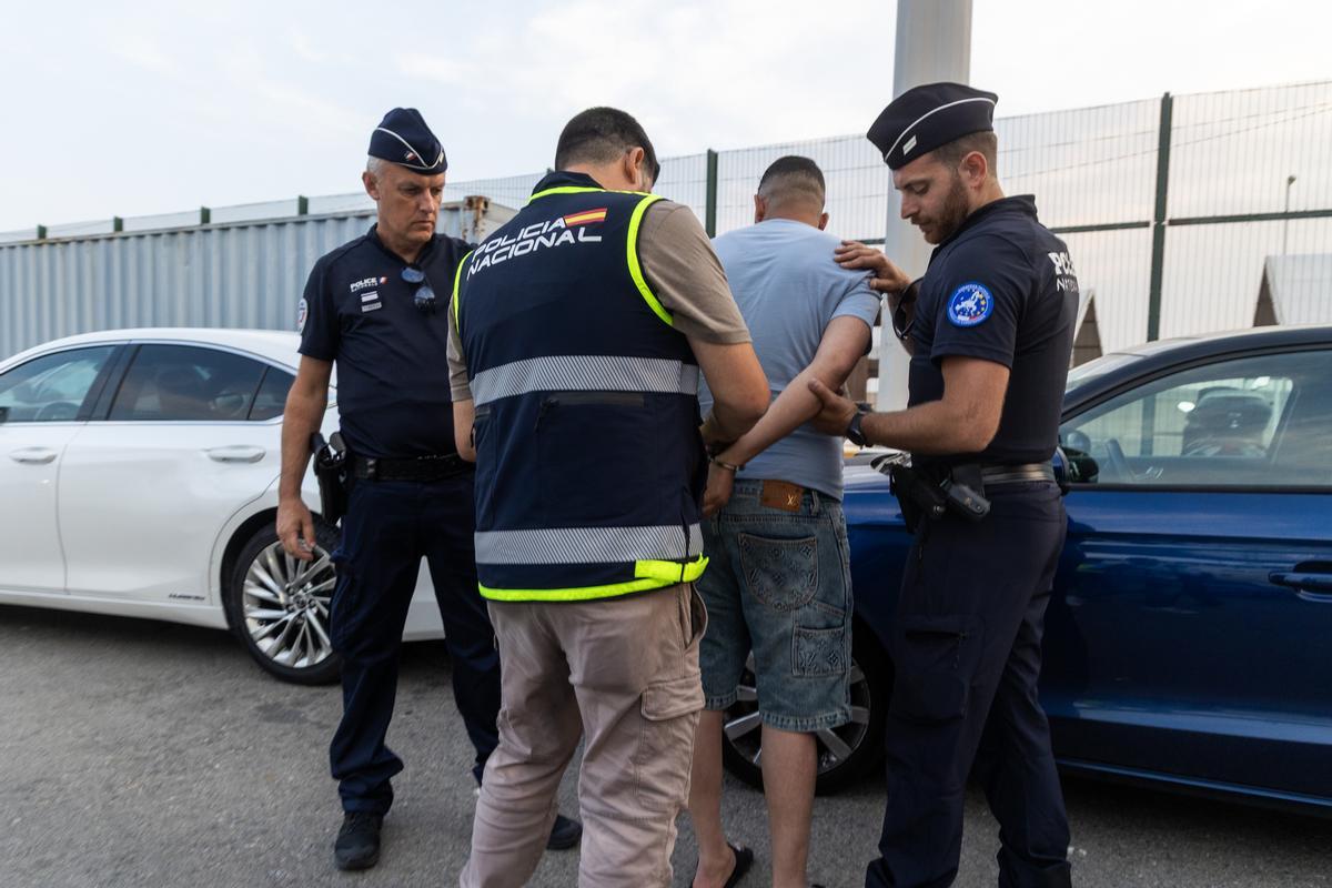 Detención de un conductor que iba a embarcar hacia Argelia con un coche robado en Francia.
