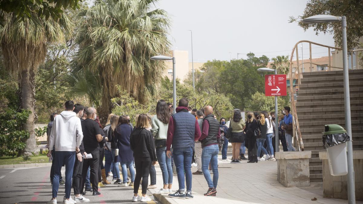 Vacunación de los últimos profesores de la provincia para recibir la primera dosis en el Hospital de Campaña de Alicante