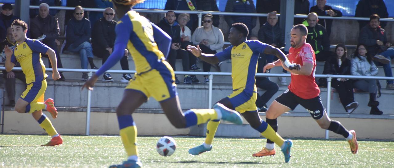 Cristo Medina persigue a un jugador del Alcorcón B.