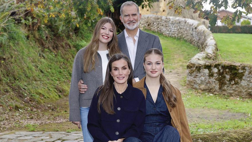 Los Reyes felicitan la Navidad con una foto junto a sus hijas en un entorno rural