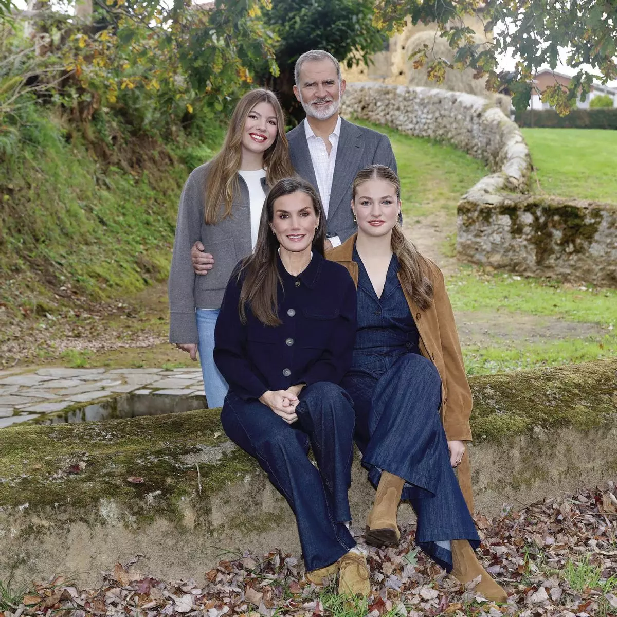 Los Reyes felicitan la Navidad con una foto junto a sus hijas en un entorno rural