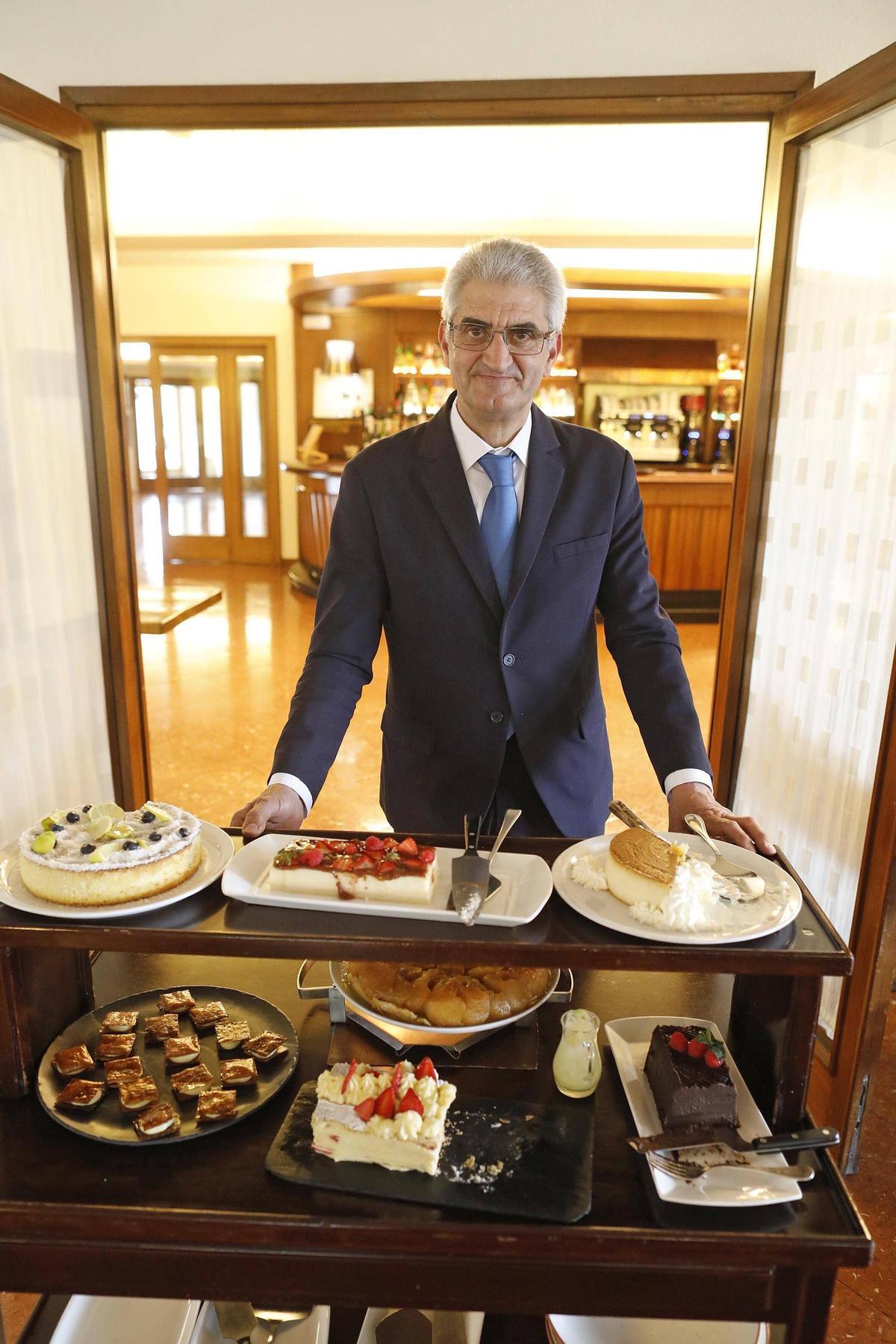 Amb el carro de postres del restaurant.