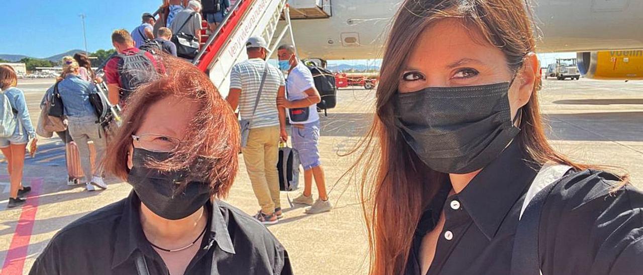 Dos pasajeras antes de entrar en el avión averiado. | RUTH PRIETO